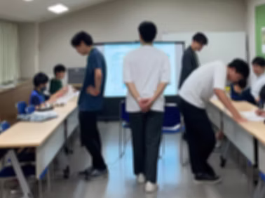 講師と一緒に一週間の進捗を見直している様子